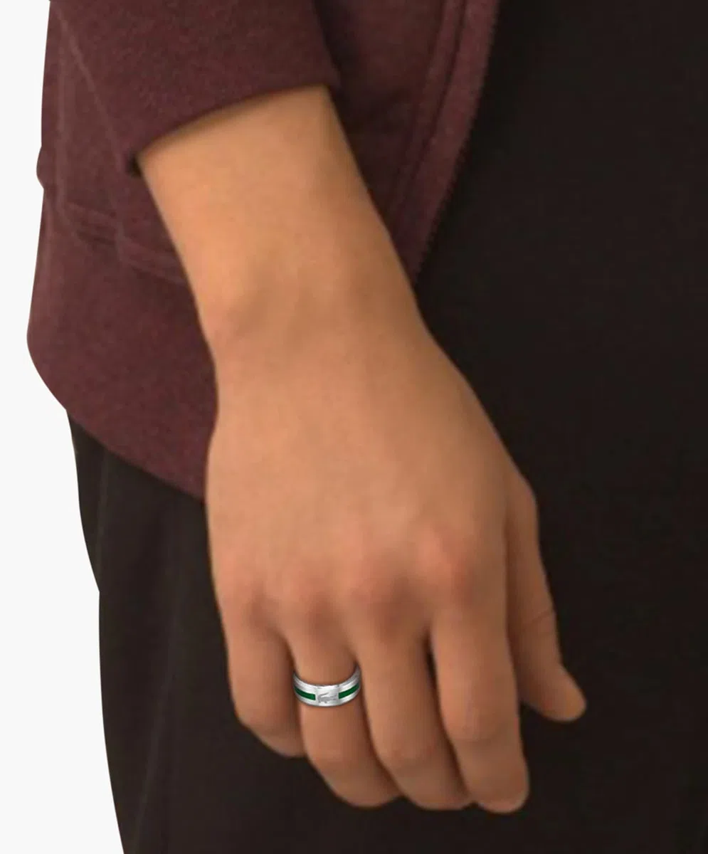 Lacoste Bague pour Homme Collection BASELINE en acier inoxydable, disponible en version argentée ou noir