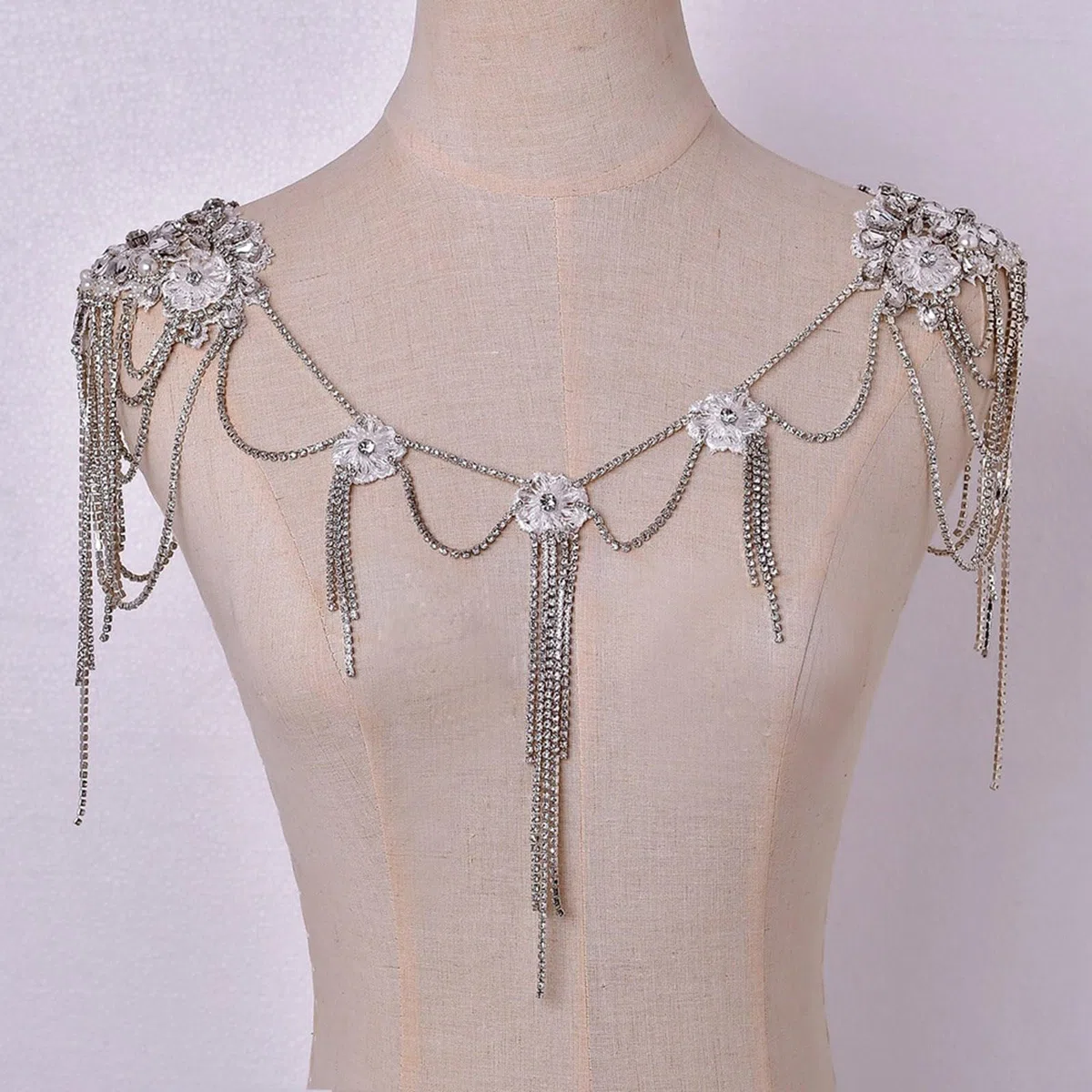 Élégante chaîne de corps sans bretelles avec franges en cristal - Bijoux d'épaule réglables - Idéal pour les réceptions de mariage, les fêtes sur la plage et comme cadeau - Bijoux de corps réglables