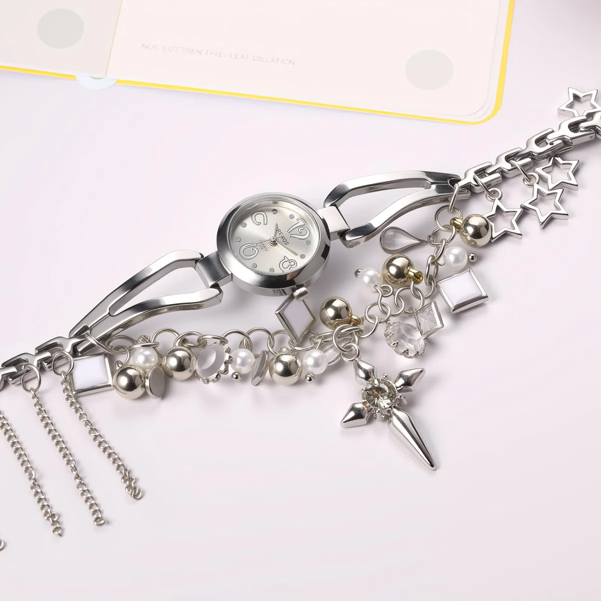 OIDEA Collier de montre ras du cou pour femme : collier rétro punk avec pendentif en forme de croix étoile gland en cristal acrylique et cadran argenté à quartz analogique, chaîne de 38 cm avec