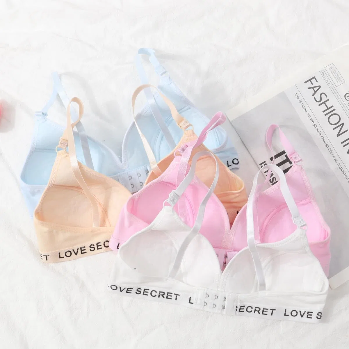 HXZASFG Soutien-Gorge de Sport pour Filles, Lot de 4 Soutiens-Gorge d'entraînement sans Couture, Coussinets Fins sans Fil, Haut à Bretelles, Bralettes en Coton, sous-vêtements pour Adolescentes