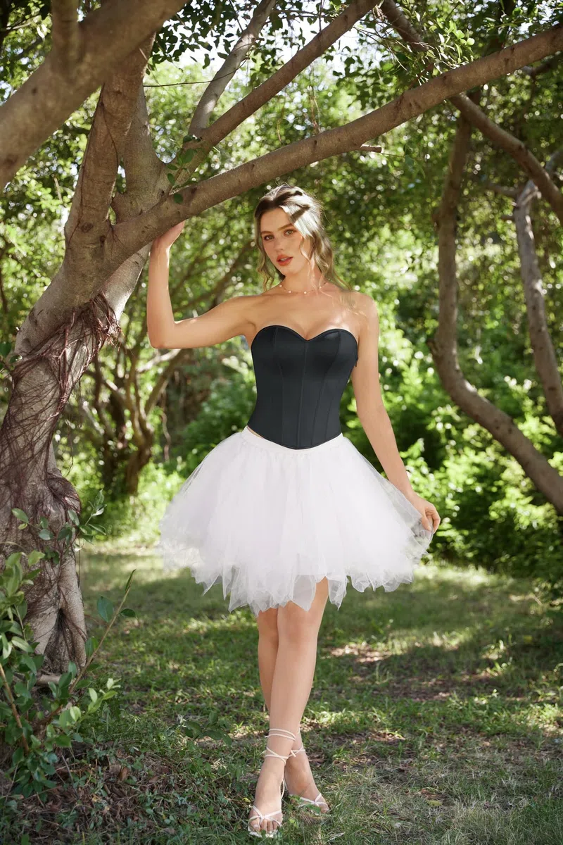 SCARLET DARKNESS Corset Renaissance pour femme avec col en cœur | Tissu satiné lisse, corset sans bretelles, design de taille galbant, style rétro et décontracté