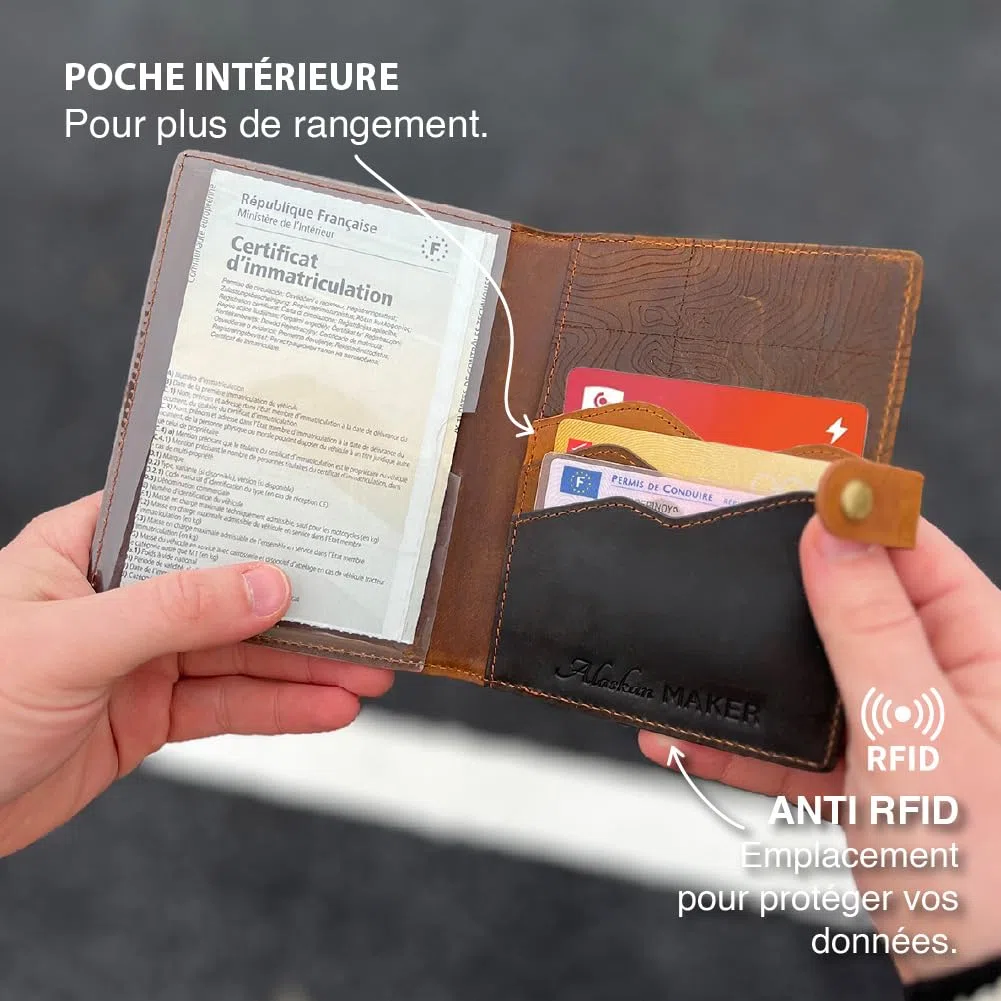 Alaskan MAKER - Étui à Carte Grise en Cuir Pleine Fleur - Rangement Documents Voiture & Cartes - Protection RFID - Fermeture Sécurisée Bouton Pression - Format Compact et Résistant (Wood)