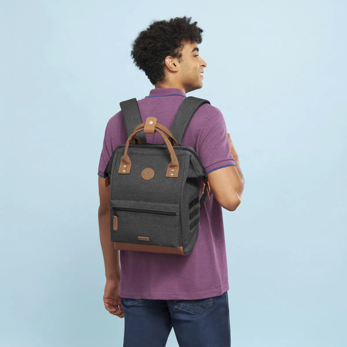 CABAIA Sac à Dos Adventurer Londres 18L - Ordinateur 13" - Déperlant | Bagage cabine · Ouverture grand angle · Système MOLLE pochettes interchangeables · Certifié Vegan · Conçu pour durer