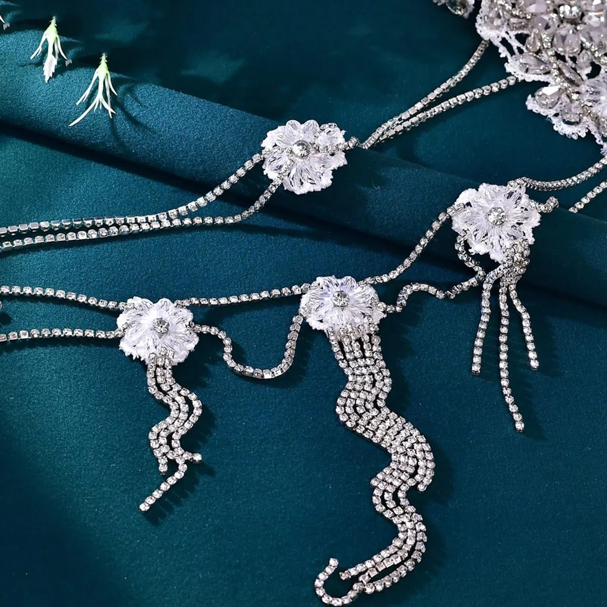 Élégante chaîne de corps sans bretelles avec franges en cristal - Bijoux d'épaule réglables - Idéal pour les réceptions de mariage, les fêtes sur la plage et comme cadeau - Bijoux de corps réglables