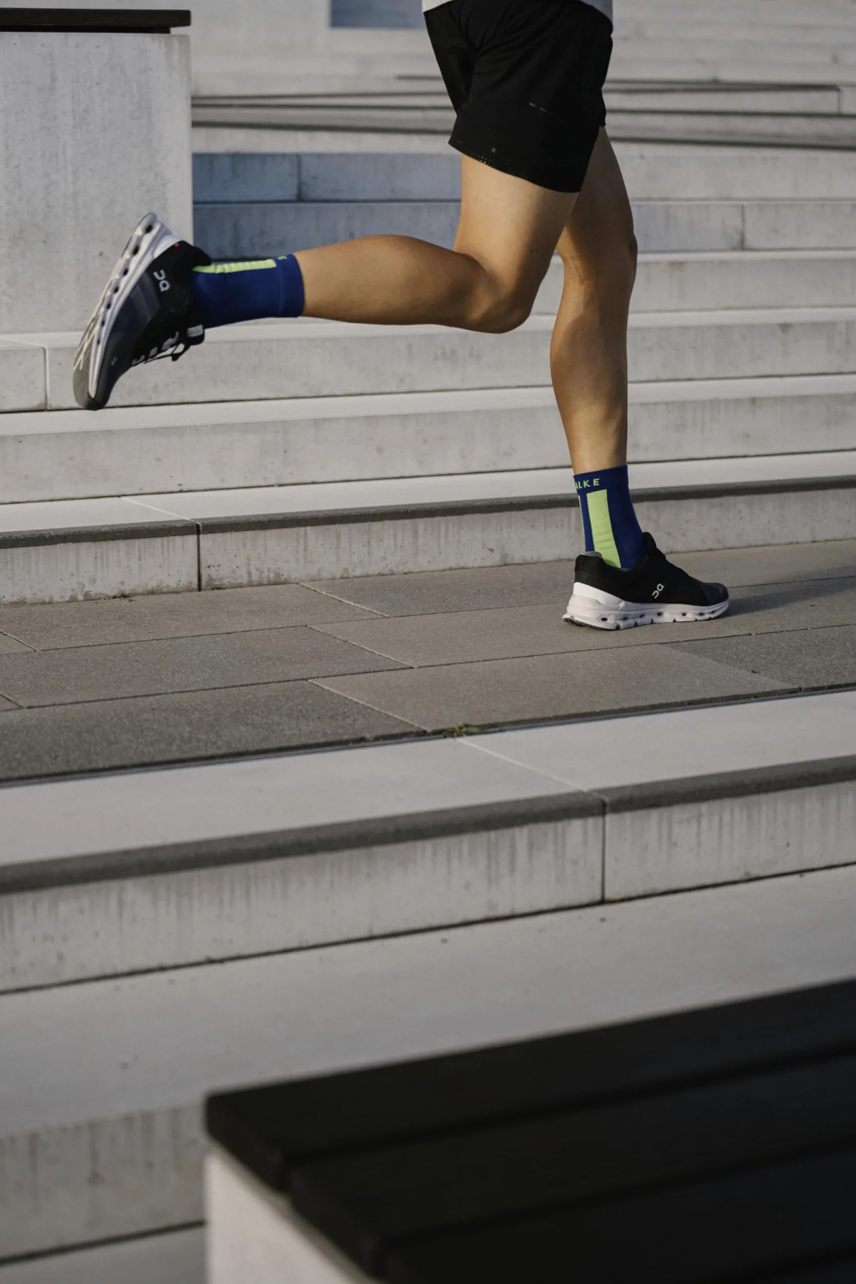 FALKE Hommes Achilles Chaussettes anatomique Fibre artificielle | aide en cas de douleurs au tendon d’Achille