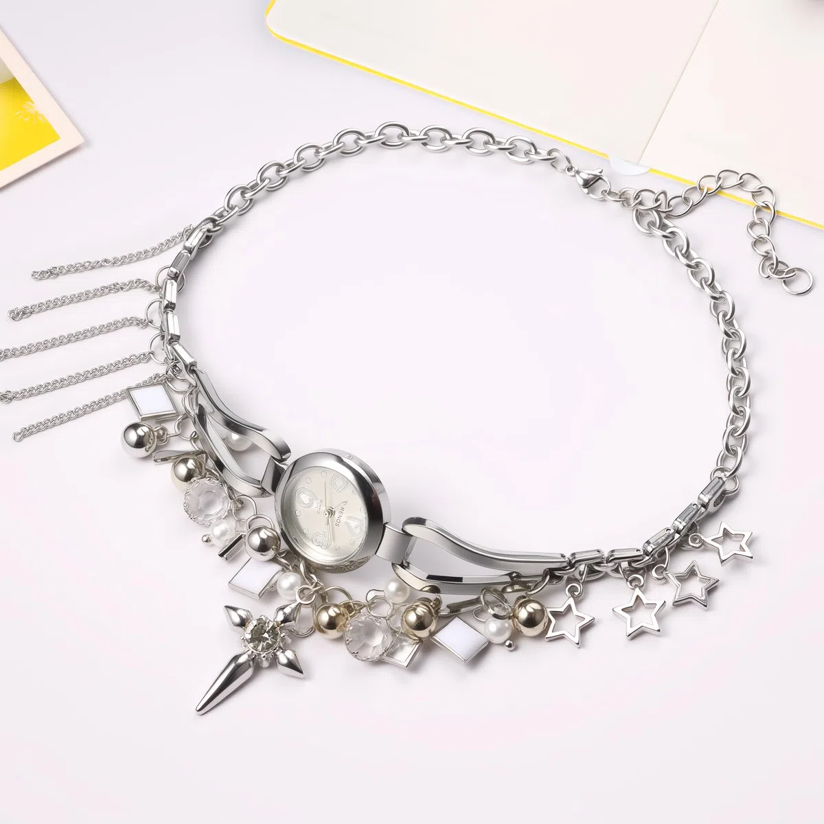 OIDEA Collier de montre ras du cou pour femme : collier rétro punk avec pendentif en forme de croix étoile gland en cristal acrylique et cadran argenté à quartz analogique, chaîne de 38 cm avec
