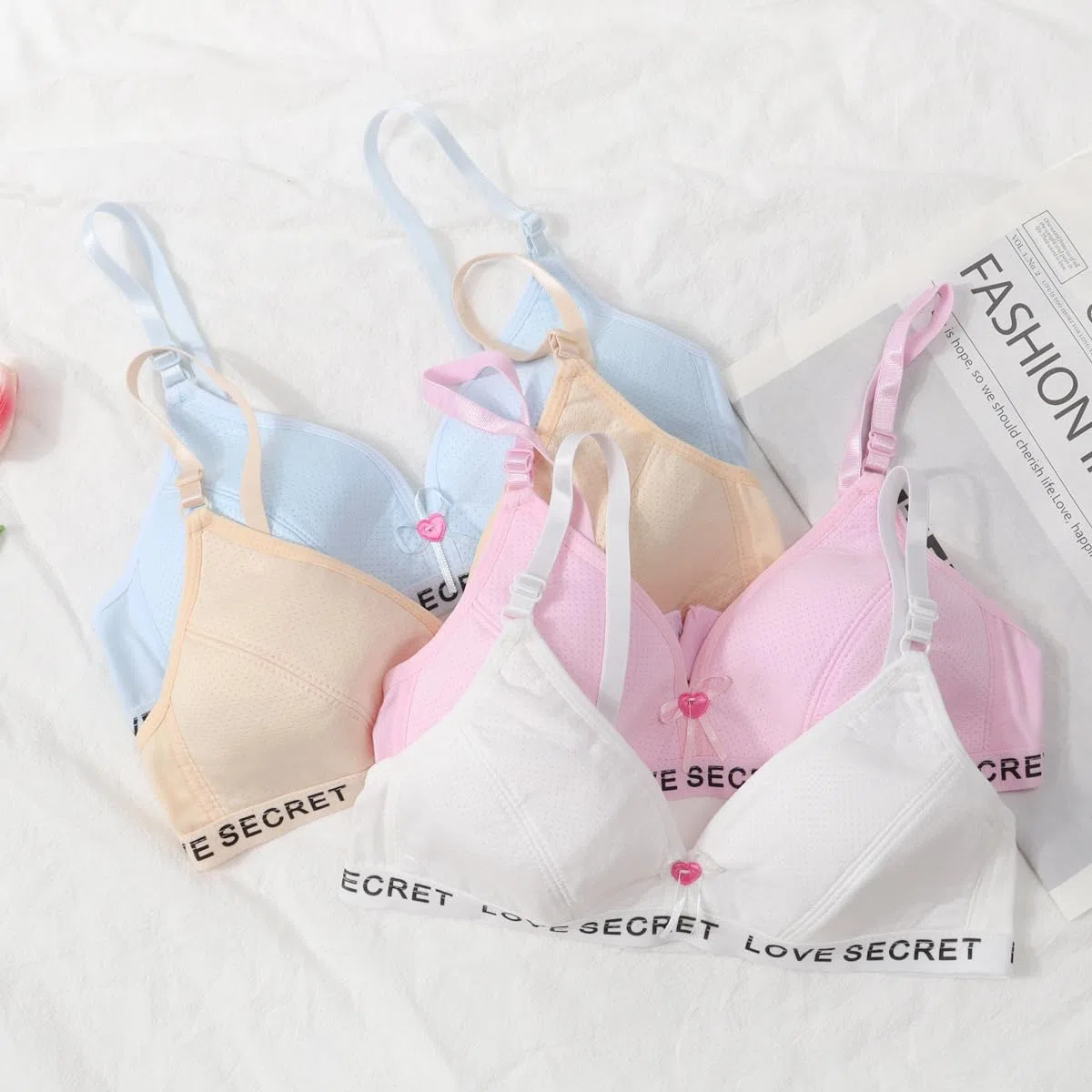 HXZASFG Soutien-Gorge de Sport pour Filles, Lot de 4 Soutiens-Gorge d'entraînement sans Couture, Coussinets Fins sans Fil, Haut à Bretelles, Bralettes en Coton, sous-vêtements pour Adolescentes