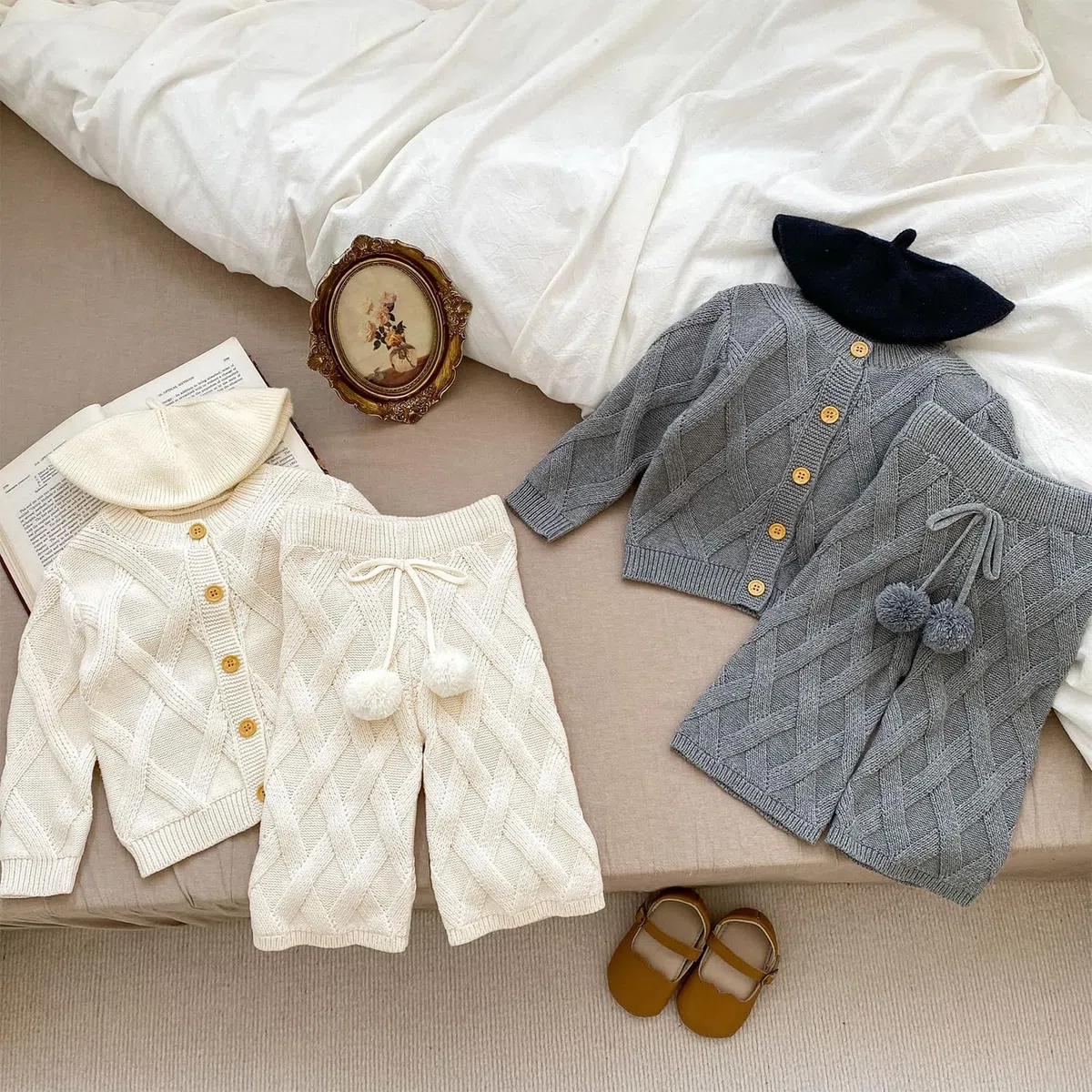 Ensemble Tenue en Tricot Bébé Fille 2 PCS Vêtement Hiver Tricoté Cardigan Boutonné + Pantalon à Taille Haute avec Pompon pour Tout-petit 0 à 4 Ans